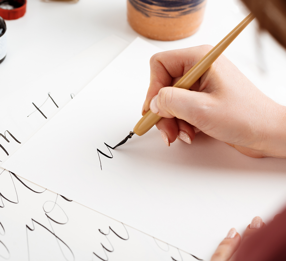 chica escribiendo caligrafia en postales diseno artistico